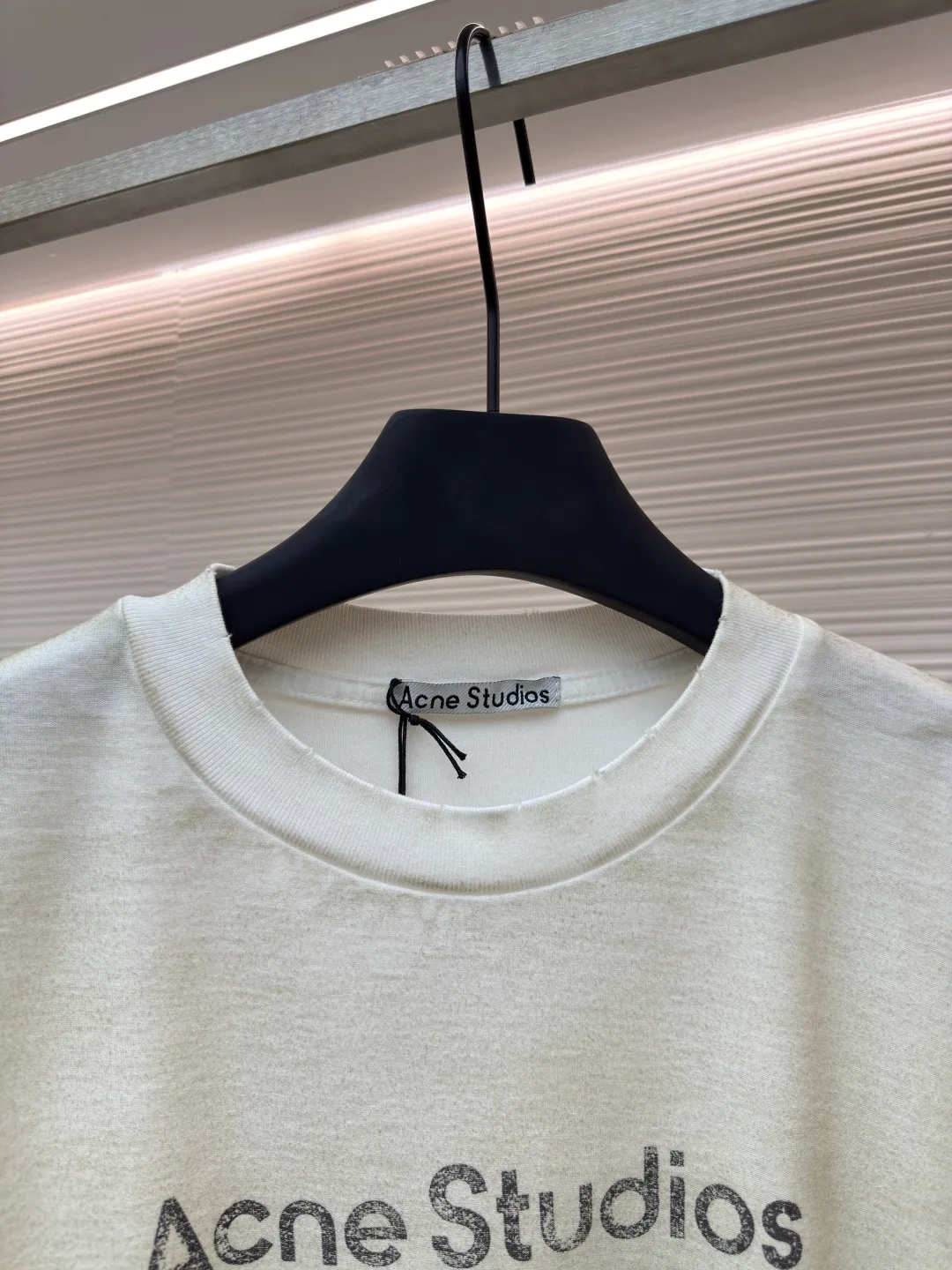 Acne Studios 1966 mud-dyed, washed and distressed long sleeves ●Authentic product: purchased and developed in 2049 ●Item number: 1680628-A15 ●Fabric: super soft cotton fabric ●Technology: washed and distressed ●Version: loose fit ●Weight: about 375 grams ●Size: S-M-L-XL ●Description: Made of ultra-soft pure cotton fabric, garment-dyed, washed and distressed, the chest part has a dirty feel, and the lower part shows a gradient effect. The neckline is slightly frayed to better fit the overall tone. The overall line is straight and delicate, the fabric is comfortable and soft, and the color is consistent without color difference. It can be matched with the same style to create a fashionable look and control various occasions. Customized accessories, complete with three standards, the same style for men and women!